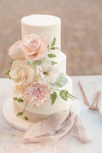 Diving into Elegance: Wedding Cake Concepts That Define Stylish Trends in 2024